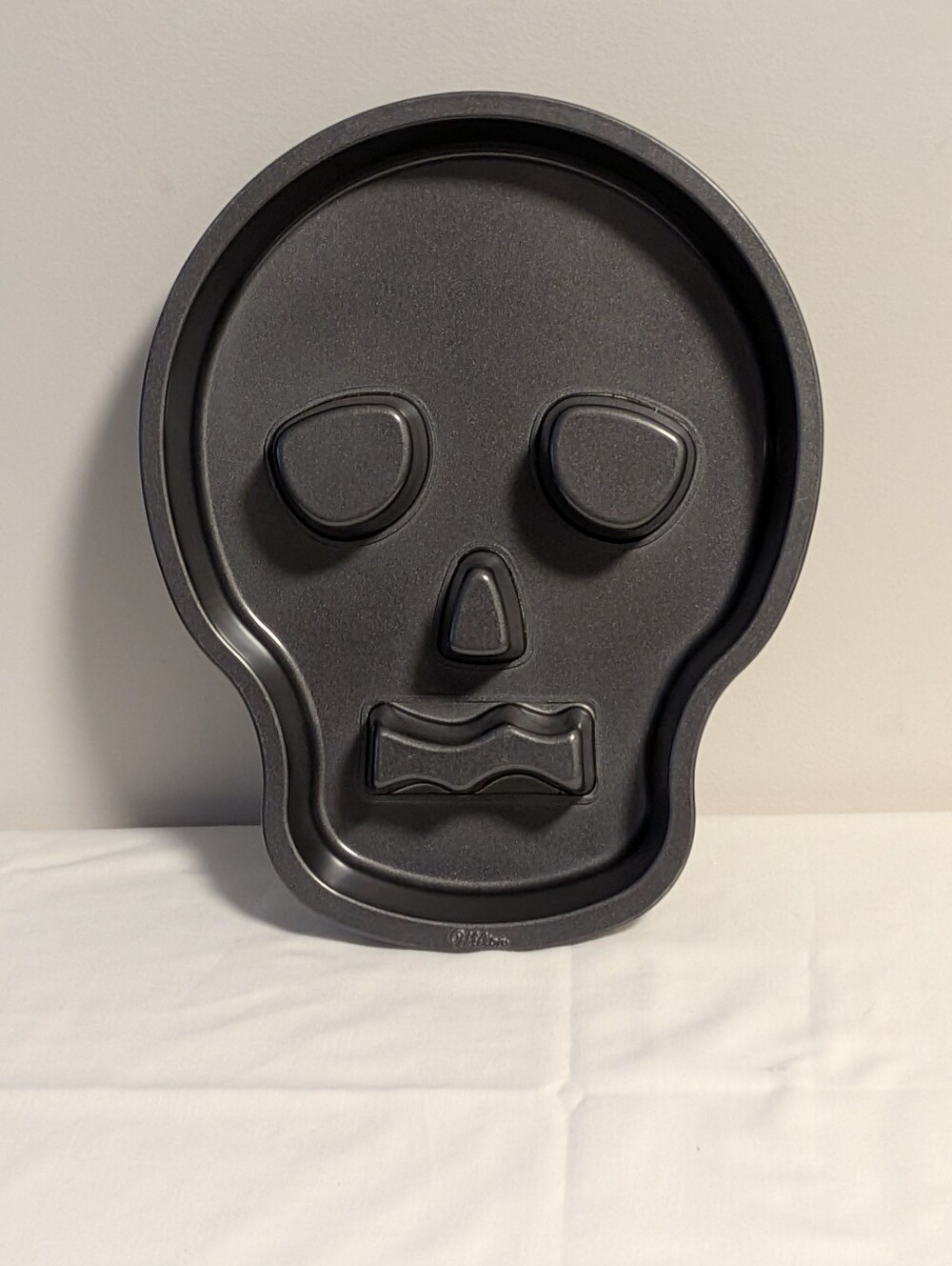 Wilton Skull Cake Pan. 12x9.5x1.5 Inches.  Halloween.  Aluminum. Medium Weight.
